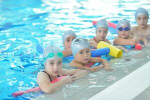 barngrupp vid poolen foto