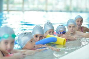 barngrupp vid poolen foto