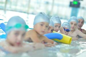 barngrupp vid poolen foto