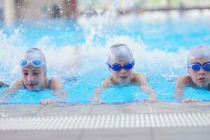 barngrupp vid poolen foto