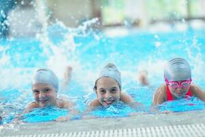 barngrupp vid poolen foto