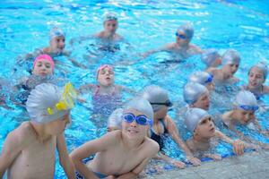 barngrupp vid poolen foto