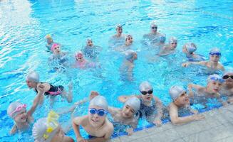 barngrupp vid poolen foto