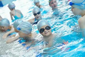 barngrupp vid poolen foto