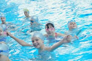 barngrupp vid poolen foto