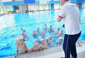 barngrupp vid poolen foto