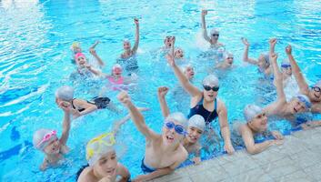 barngrupp vid poolen foto