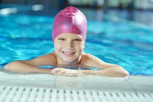 Lycklig barn på simning slå samman foto