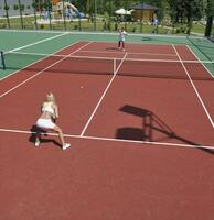 ung kvinna spela tennisspel utomhus foto