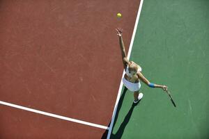 ung kvinna spela tennis utomhus foto