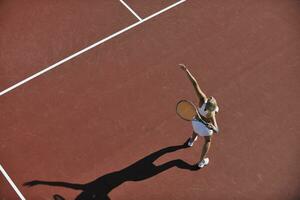 ung kvinna spela tennis utomhus foto