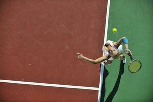 ung kvinna spela tennis utomhus foto