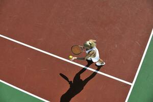 ung kvinna spela tennis utomhus foto