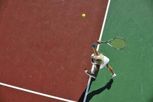 ung kvinna spela tennis utomhus foto