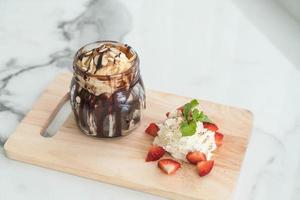 chokladbrownies med vaniljglass, vispgrädde och jordgubbe foto