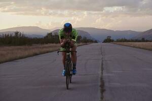 triathlonatlet som cyklar foto