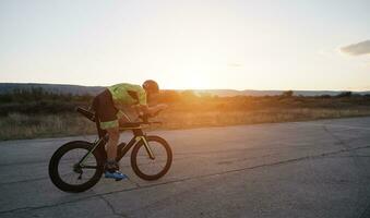 triathlonatlet som cyklar foto