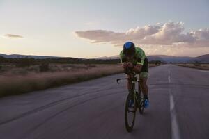 triathlonatlet som cyklar foto