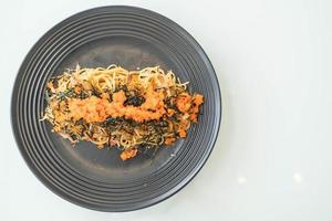 spaghetti japansk korv med tobiko - fusionsmat foto