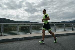 triathlon idrottare springer på gatan foto