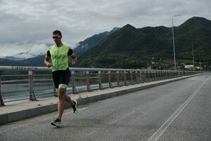 triathlon idrottare springer på gatan foto