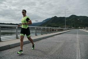 triathlon idrottare springer på gatan foto