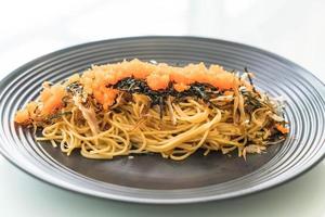 spaghetti japansk korv med tobiko - fusionsmat foto