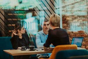 Lycklig affärsmän leende glatt under en möte i en kaffe affär. grupp av framgångsrik företag yrkesverksamma arbetssätt som en team i en mångkulturell arbetsplats. foto
