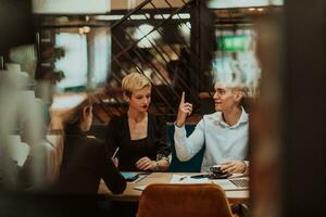 Lycklig affärsmän leende glatt under en möte i en kaffe affär. grupp av framgångsrik företag yrkesverksamma arbetssätt som en team i en mångkulturell arbetsplats. foto