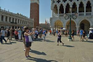 turist kvinna ha vackert semester tid i Venedig foto