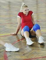 tjejer som spelar volleyboll inomhusspel foto