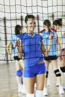 tjejer som spelar volleyboll inomhusspel foto