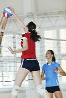 tjejer som spelar volleyboll inomhusspel foto