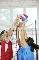 tjejer som spelar volleyboll inomhusspel foto