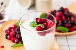 yoghurt med blandade bär på bordet foto