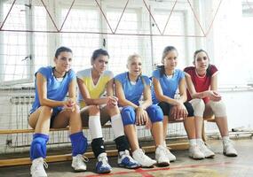 tjejer som spelar volleyboll inomhusspel foto