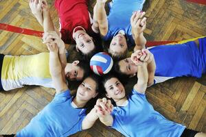 tjejer som spelar volleyboll inomhusspel foto