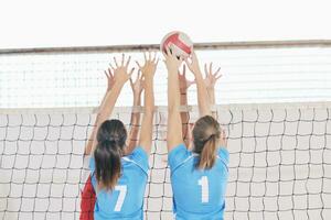 tjejer som spelar volleyboll inomhusspel foto