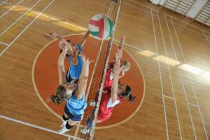 tjejer som spelar volleyboll inomhusspel foto