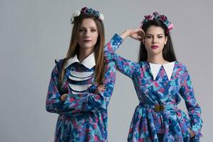 två mode modell flickor isolerat över vit bakgrund foto