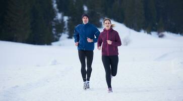 par joggning utanför på snö foto