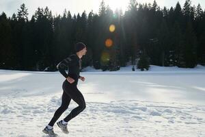 joggning på snö i skog foto