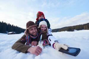 romantisk par ha roligt i färsk snö och tar selfie foto