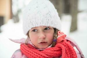liten flicka på snöig vinter- dag foto