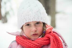liten flicka på snöig vinter- dag foto