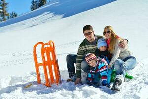 familj har roligt på färsk snö på vinter- semester foto