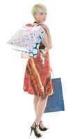 glada unga vuxna kvinnor shopping med färgade väskor foto