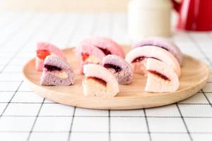 mullbär, blåbär och jordgubbe fruktkaka på bordet foto