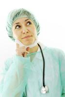 Lycklig sjuksköterska med stetoskop isolerat på vit foto