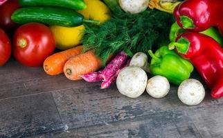 hälsosam frisk blandning av rå grönsakssammansättning foto